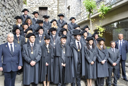 Fotografia tradicional dels 28 Consellers Generals a les escales de Casa de la Vall. VI legislatura. Fotografia: Demòcrates per Andorra